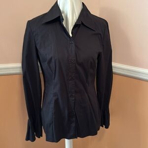 Long sleeved, collared, fitted blouse